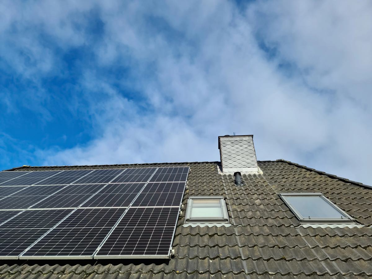 installation velux près de panneaux solaires