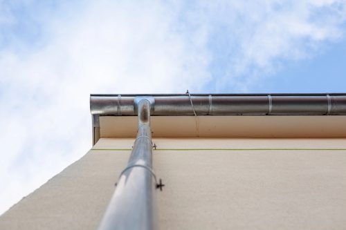 gouttière montant sur un mur